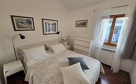Apartment Parenzana, Little Row House With Big Green Yard In Central Istria